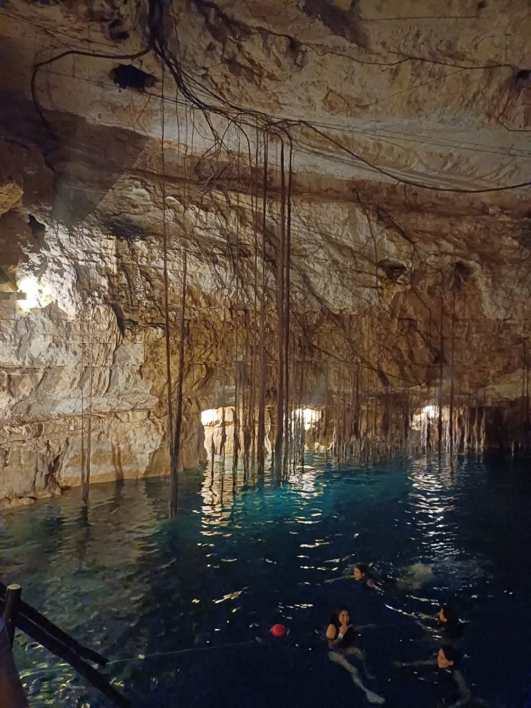 Cenote Xkekén, una caverna subterránea con agua cristalina, estalactitas colgantes y paredes de piedra caliza en Yucatán, México