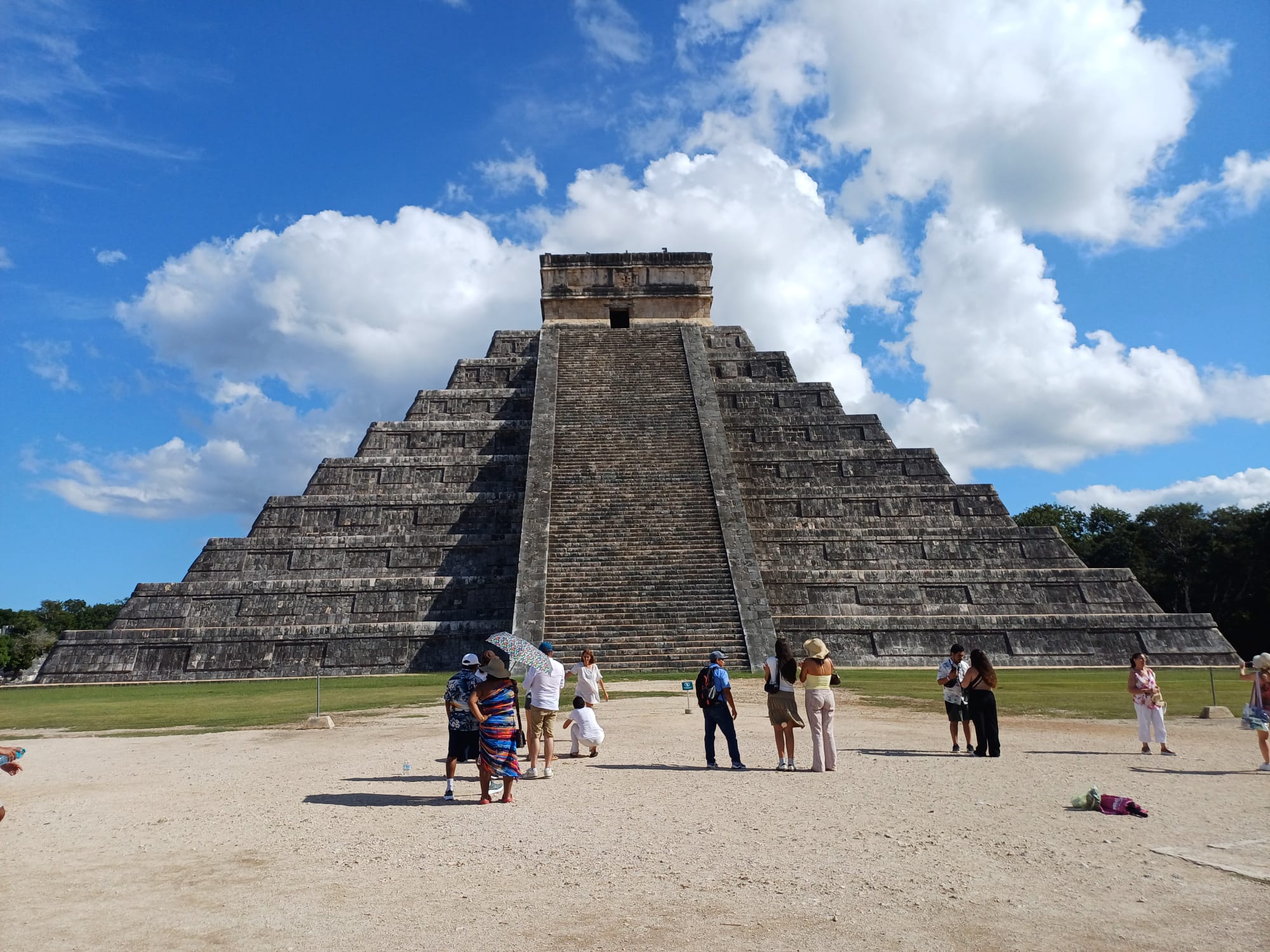 Vista frontal de la Pirámide de Kukulkán, también conocida como El Castillo, en el sitio arqueológico de Chichén Itzá, México