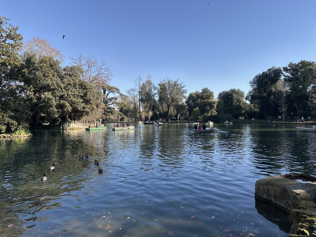 Lago de Villa Borghese, Roma, con botes de remos y el Templo de Esculapio