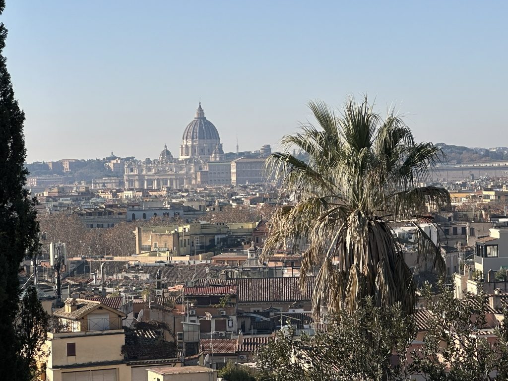 Vista aérea de Piazza del Popolo, Roma, desde la terraza del Pincio, apreciandose el tridente romano.