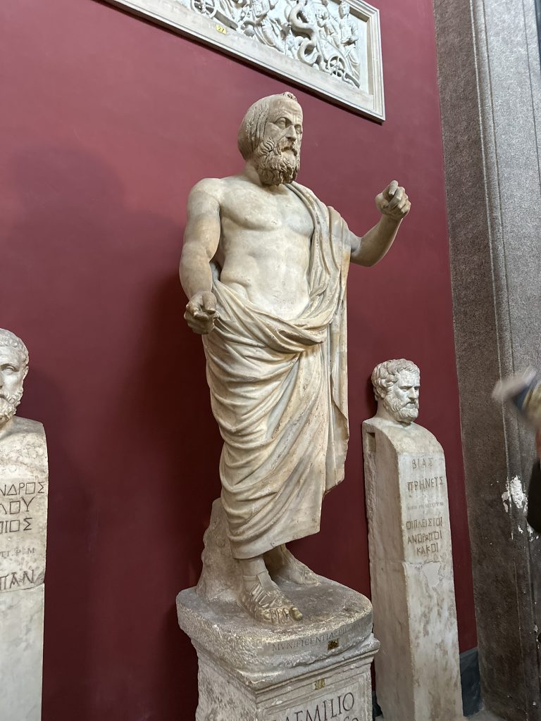 Estatua romana de mármol, exhibida en el Museo Vaticano.