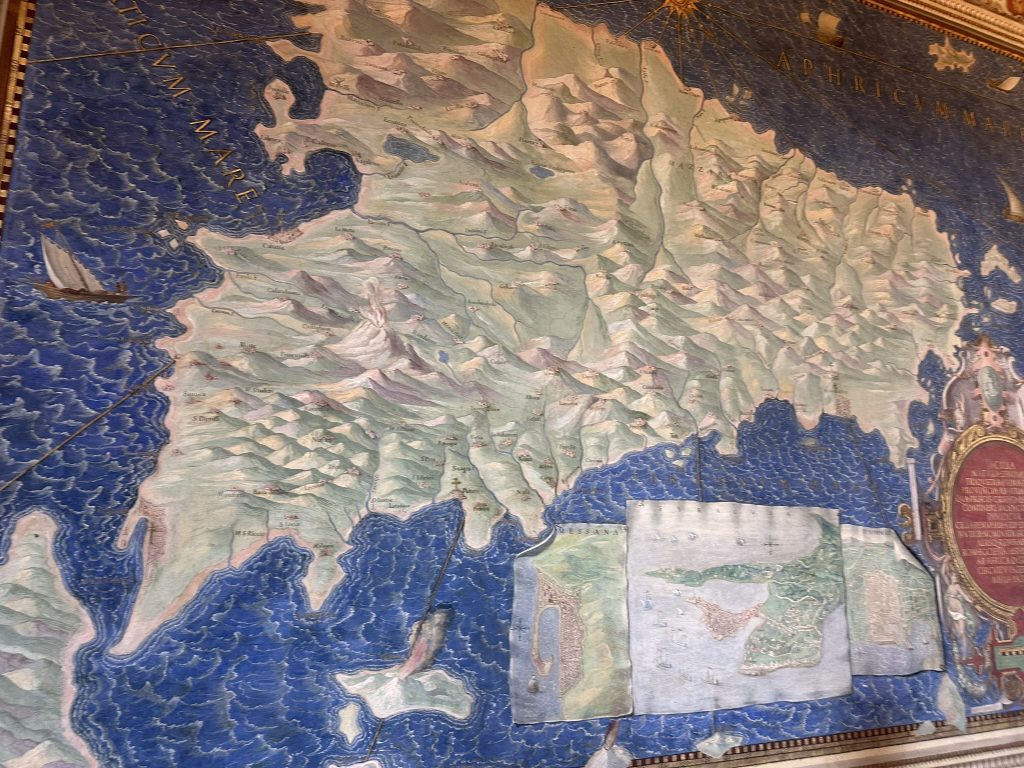 Mapa antiguo con ilustraciones y texto en latín, Museo Vaticano