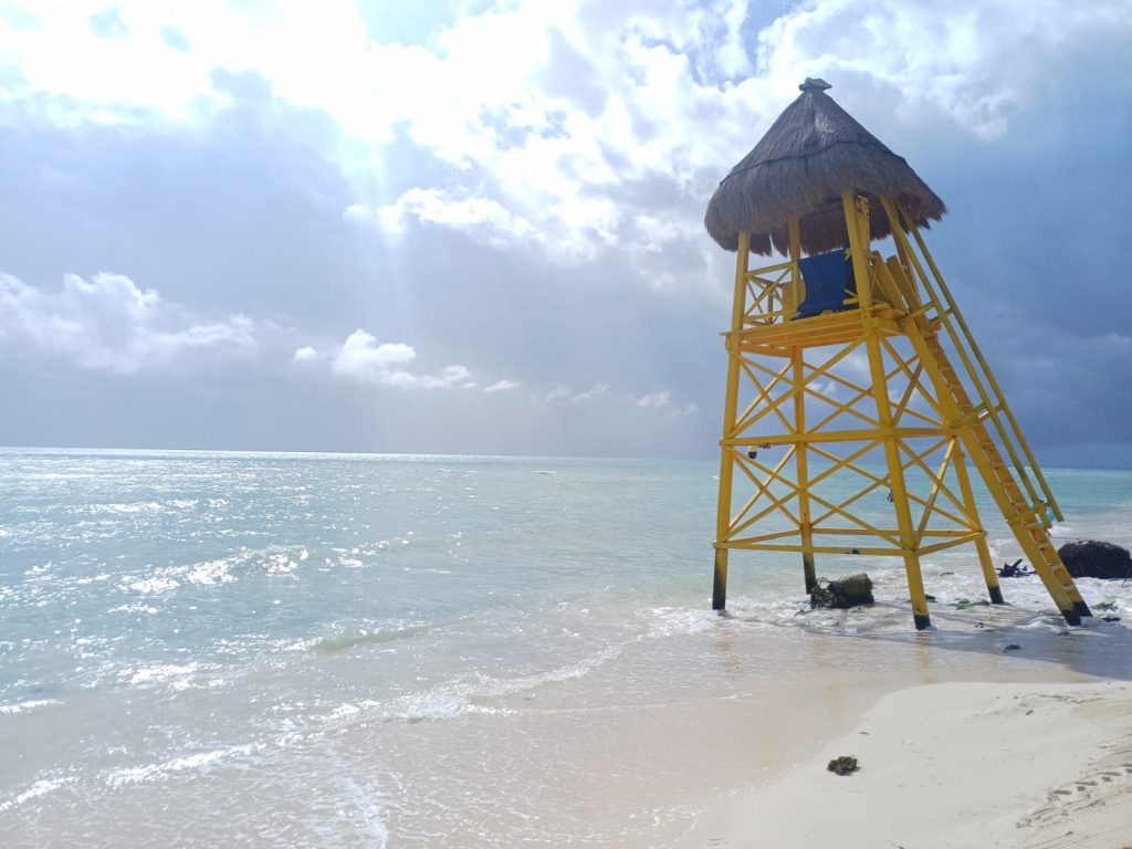 Torre de vigilancia amarilla junto al mar en una playa de aguas turquesas y arena blanca en Playa del Carmen, México. Visitada por José Cotino