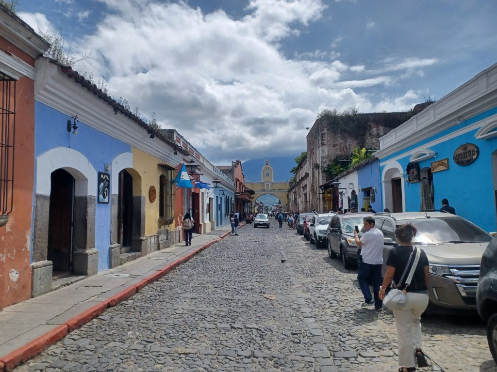Gente caminando y comprando en la Avenida Norte, La Antigua Guatemala.