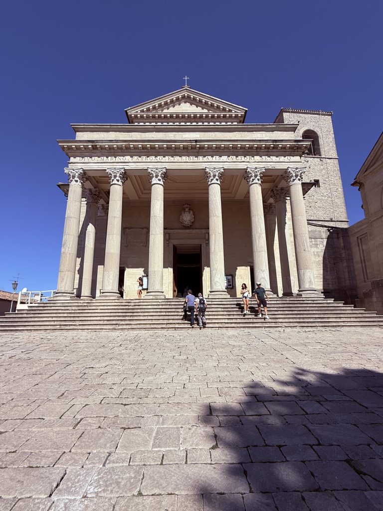 Basílica de San Marino foto Jose Cotino Fachada de la Basílica de San Marino vista desde la plaza, con sus columnas neoclásicas