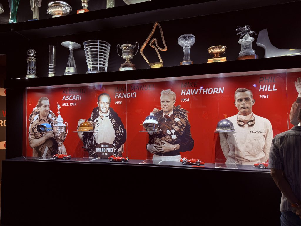 Fotografías de campeones de Fórmula 1 con Ferrari como Alberto Ascari, Fangio, Hawthorn, Lauda y Schumacher, expuestas en el Museo Ferrari de Maranello