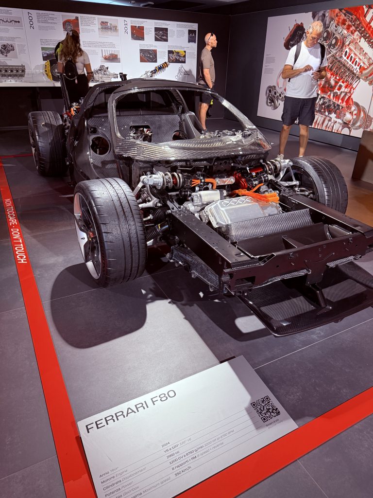 Estructura del Ferrari F80 del 2024 sin carrocería, mostrando el motor V6 y componentes internos
