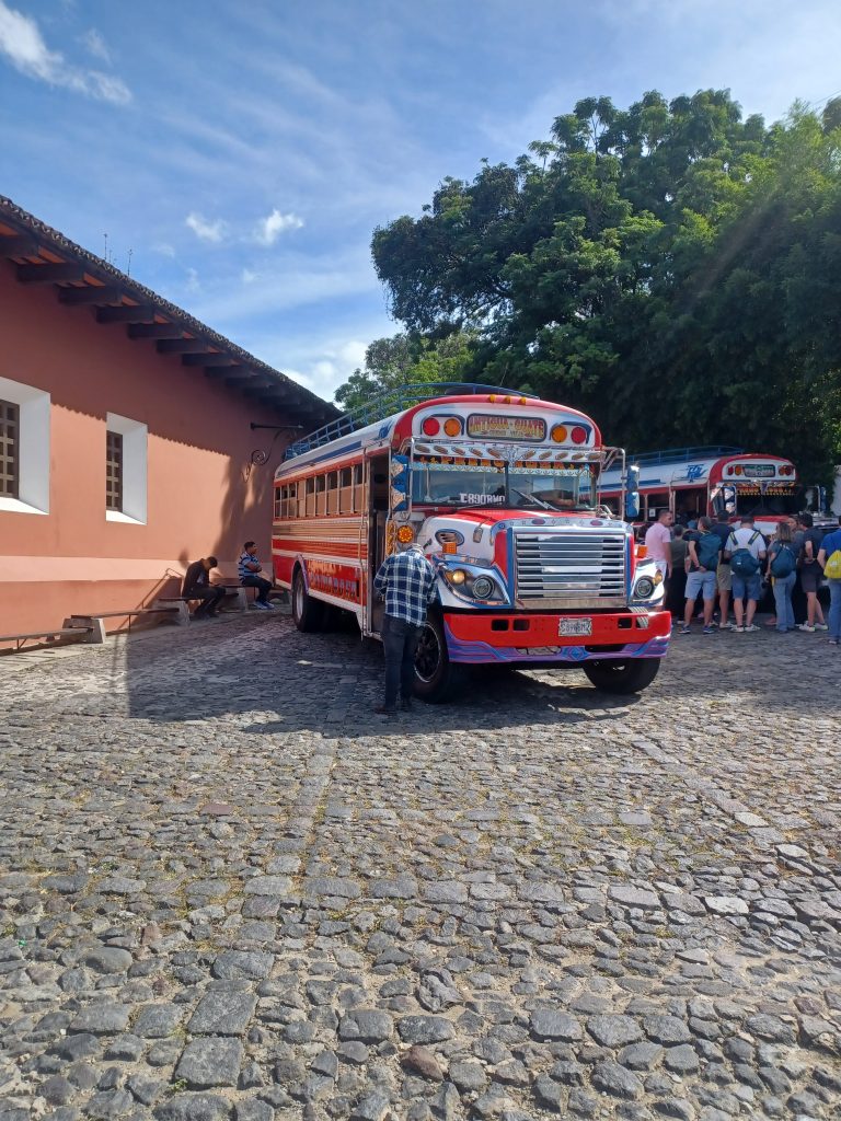 Chicken Bus rojo y blanco en una emocionante aventura por Guatemala.