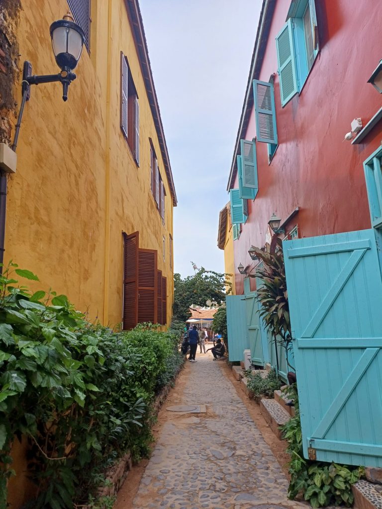 Coloridas casas coloniales en la Isla de Gorée, Senegal - Foto de Jose Cotino, blogger de viajes