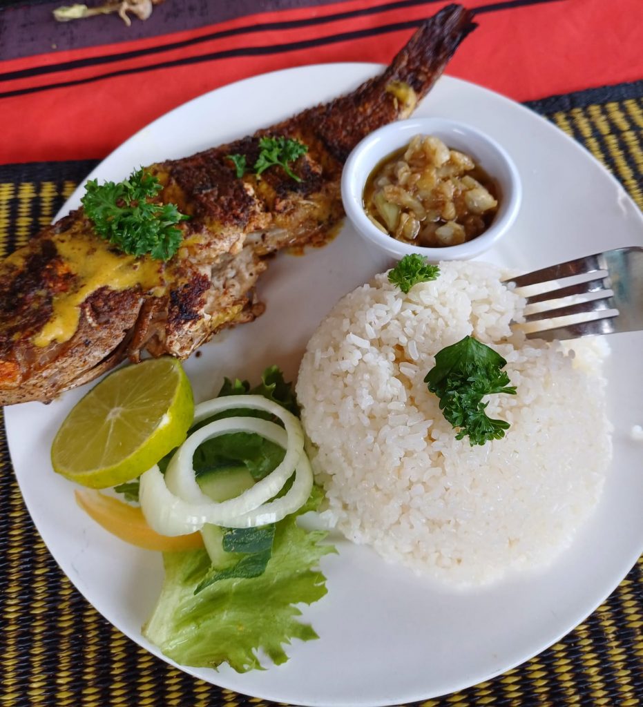Plato de Thieboudienne con pescado fresco, arroz y verduras en Gorée - Foto Jose Cotino