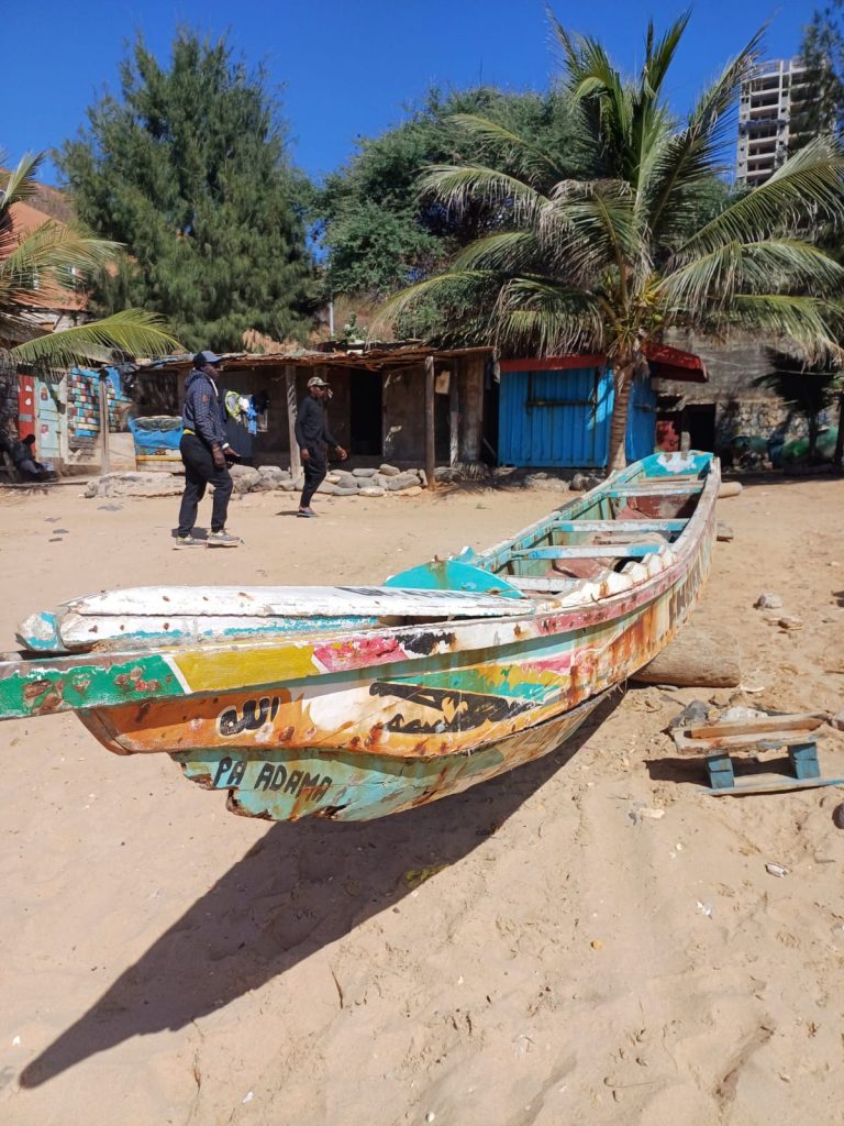 Barcos de pesca en la playa de Dakar