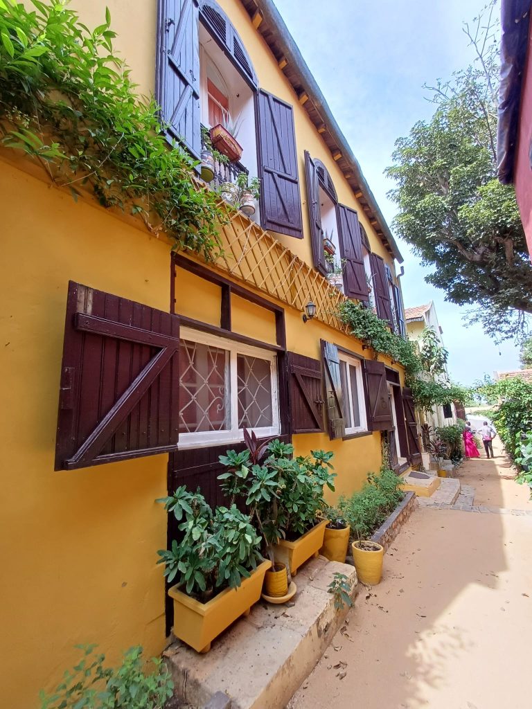 Detalle de las fachadas de las casas coloniales en la Isla de Gorée, Senegal - Foto de Jose Cotino