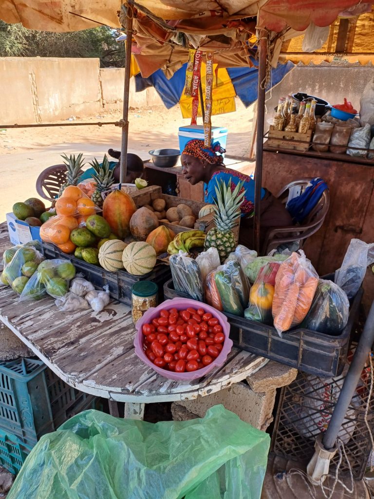 Puesto de frutas en Saly, Senegal, con una gran variedad de frutas y verduras frescas