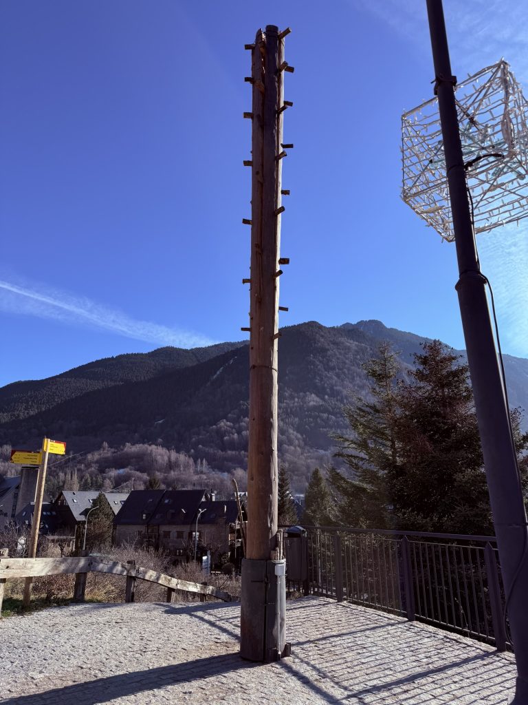 Tronco de Arties foto José Cotino Tronco de madera erguido en la entrada de Arties conocido como el Taro de Arties, antiguo símbolo tradicional del Valle de Arán
