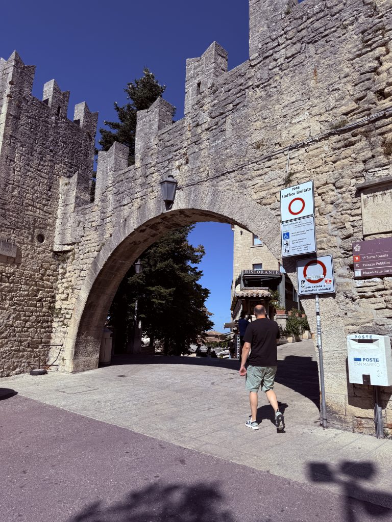 Porta della Fratta foto Jose Cotino Porta della Fratta, una de las entradas medievales a San Marino, junto al parking P6