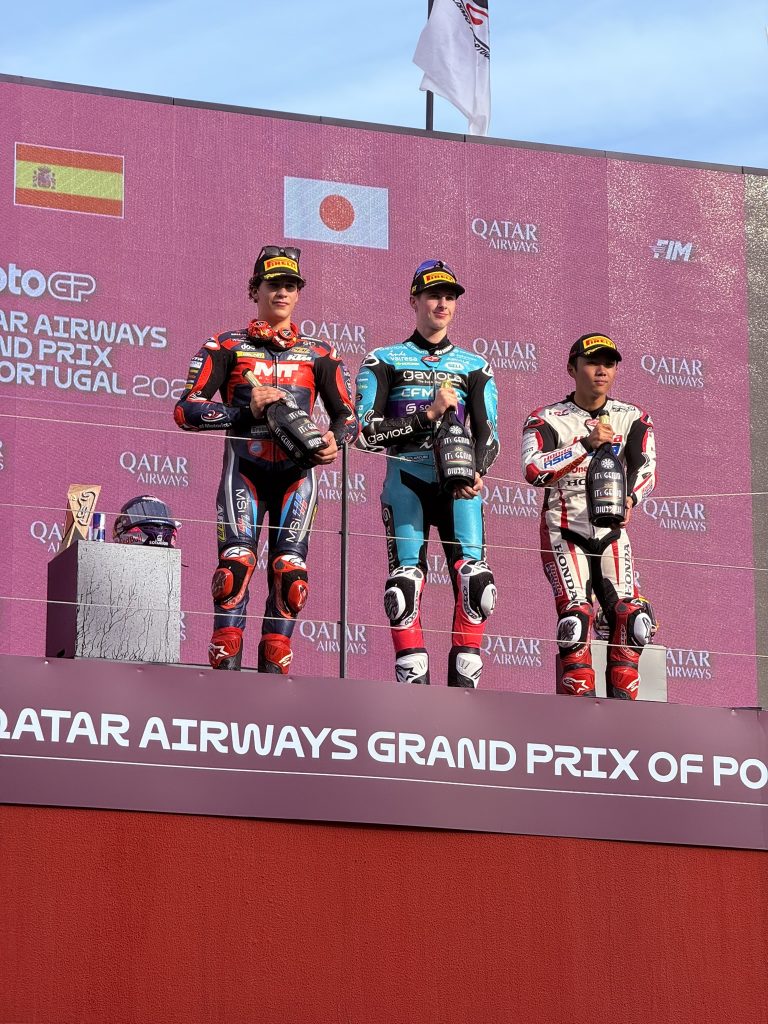 Máximo Quiles celebra su victoria en el Gran Premio de Portugal foto Jose Cotino Podio de la carrera de Moto3 en el Gran Premio de Portugal 2025, con Máximo Quiles en el primer puesto junto a los otros dos finalistas