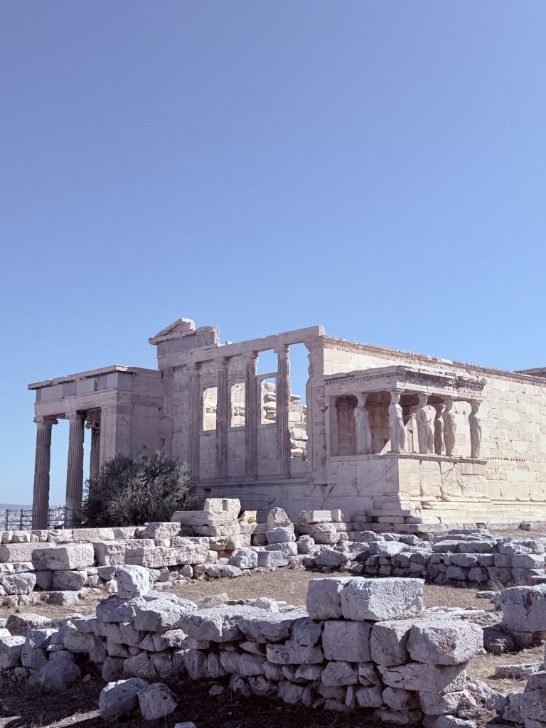 Templo del Erecteion en la Acrópolis de Atenas con las estatuas Cariátides sosteniendo el pórtico