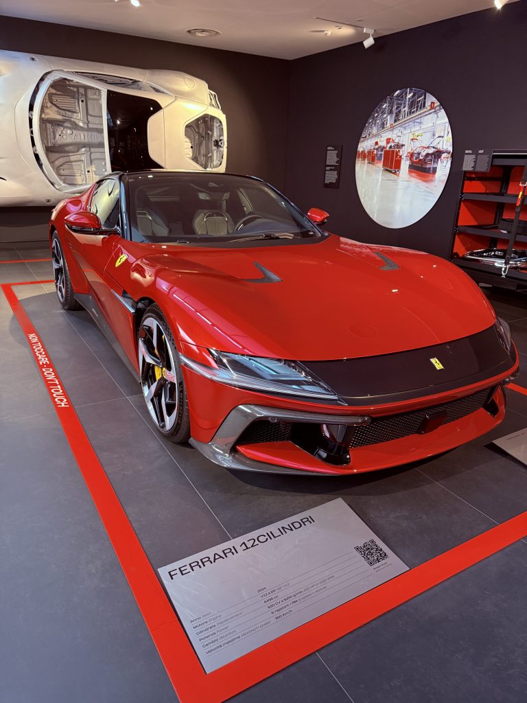 Ferrari 12 Cilindri del año 2024 en color rojo expuesto en el Museo Ferrari de Maranello