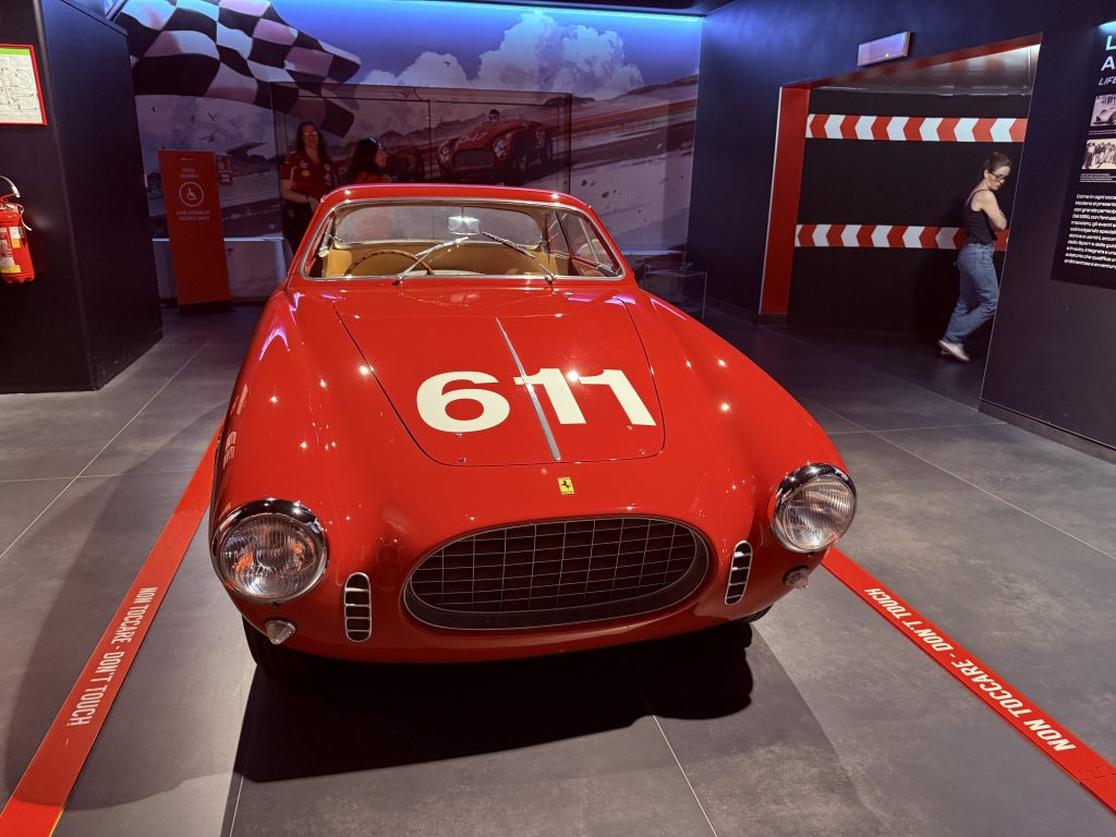 Ferrari 166 MM Berlinetta Vignale del año 1952 expuesto en el Museo Ferrari de Maranello, modelo clásico con carrocería artesanal