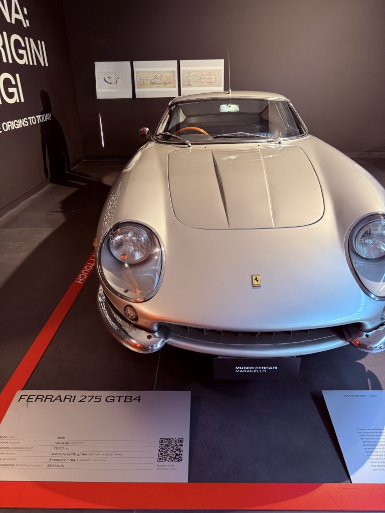 Ferrari 275 GTB4 del año 1966 en exhibición en el Museo Ferrari de Maranello