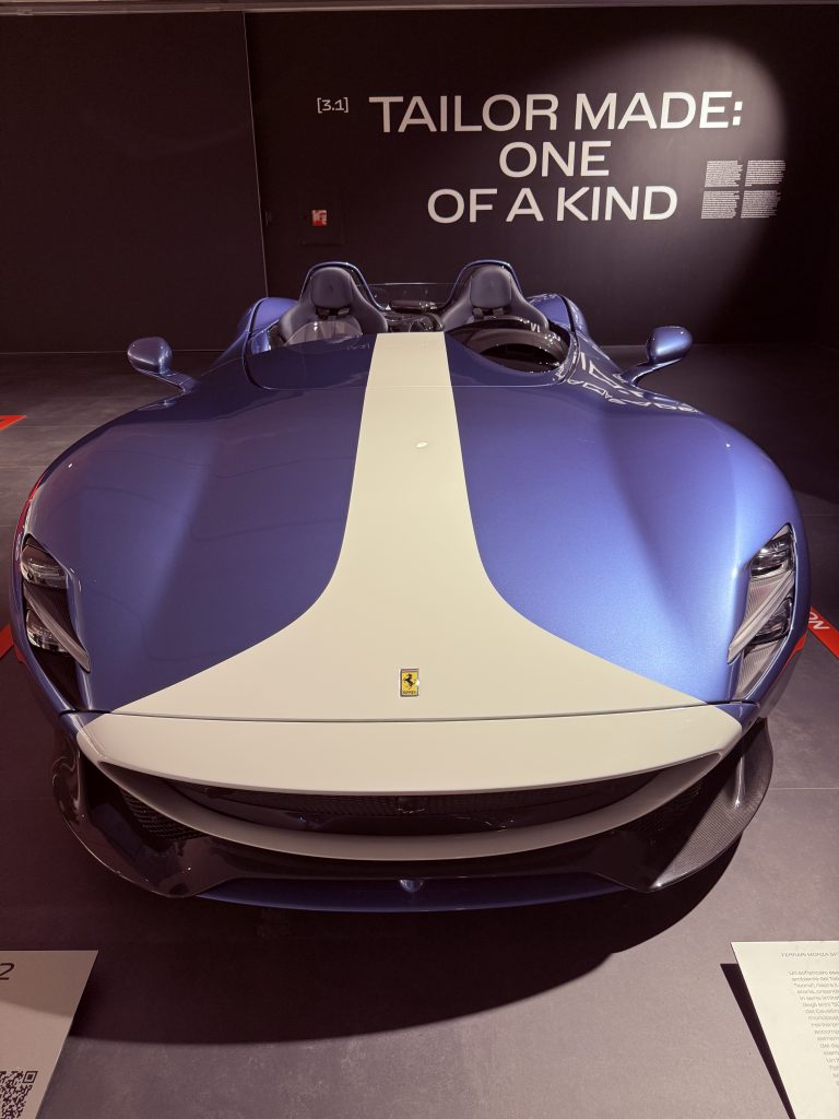 Ferrari Monza SP2 del año 2018 expuesto en el Museo Ferrari de Maranello, modelo sin parabrisas con diseño retro