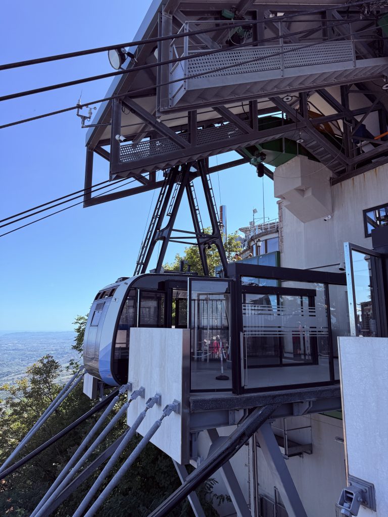 el funicular de San Marino foto Jose Cotino Vista desde el funicular de San Marino con el valle extendiéndose a los pies del monte Titano
