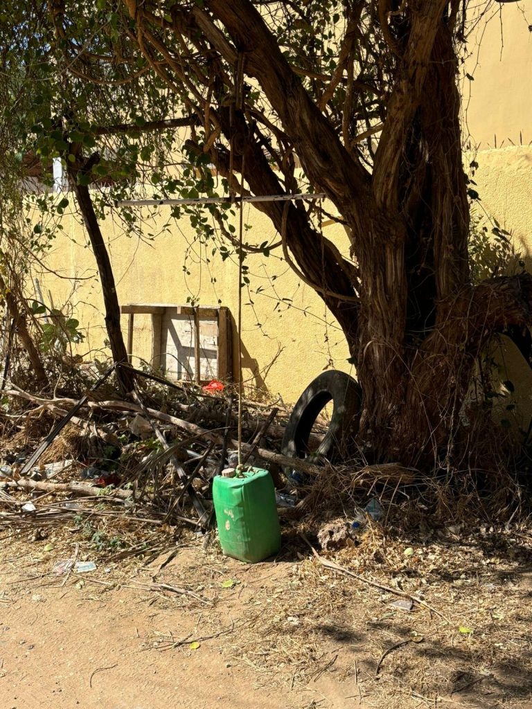 Gimnasio improvisado en la playa de Saly, Senegal, con garrafas de agua y poleas
