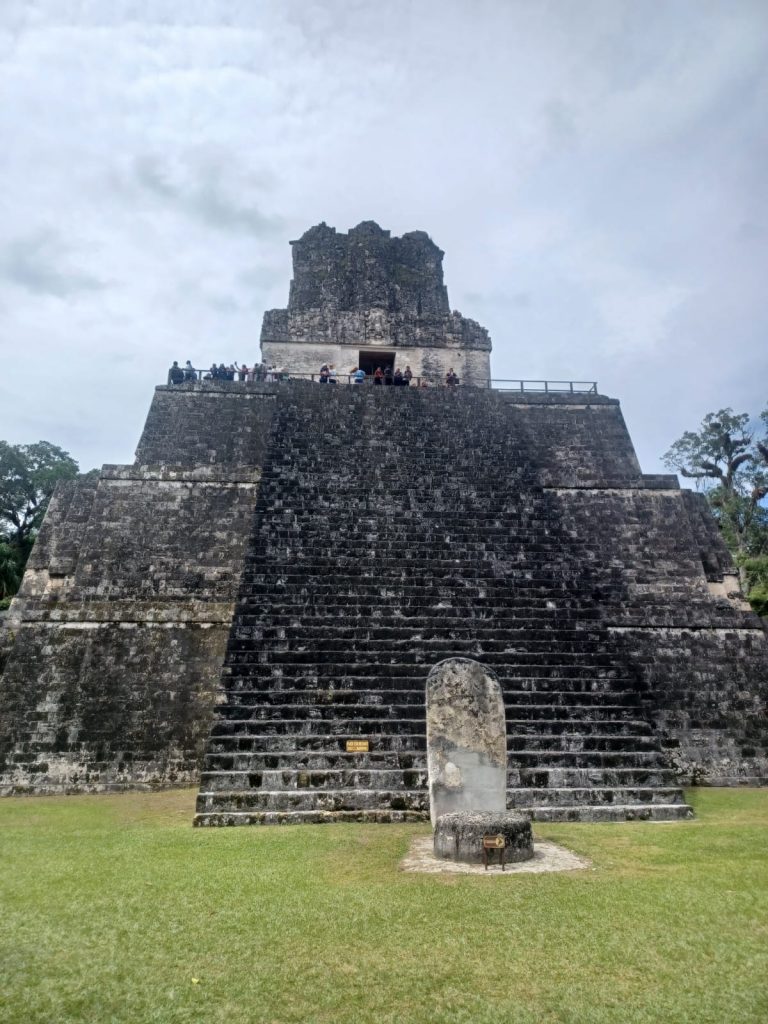 Vista de un templo maya en Tikal, mostrando detalles arquitectónicos y la selva circundante.
