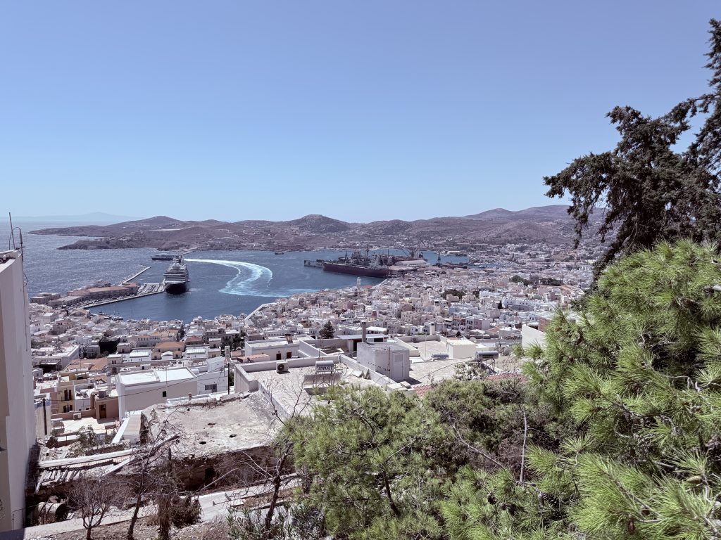 Vista panorámica de la ciudad de Ermúpoli, en la isla de Siros, desde lo alto de la Iglesia de la Resurrección con el mar Egeo al fondo.
