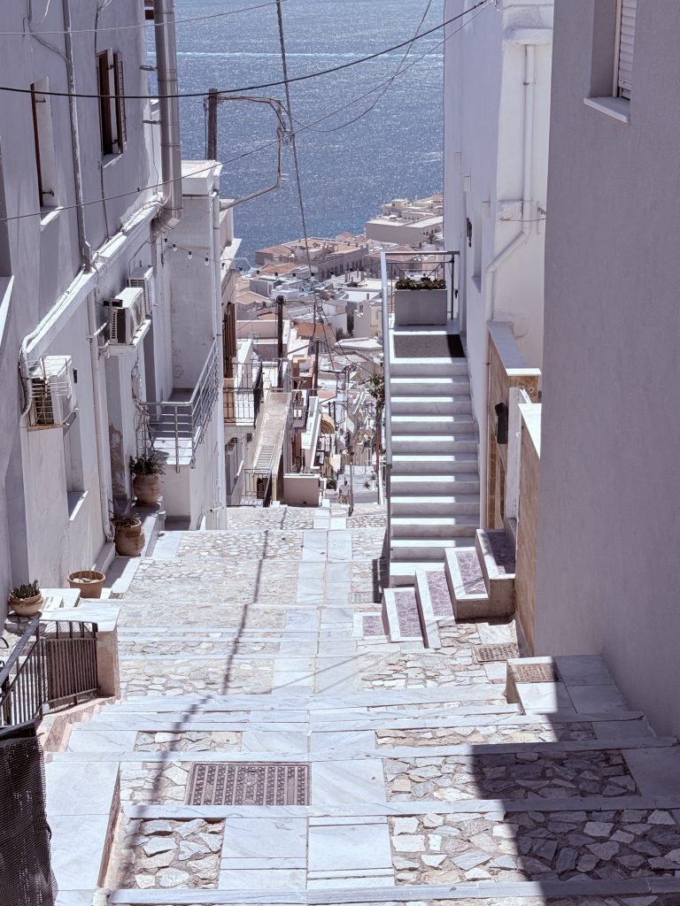Fotografía tomada desde la parte alta de una de las escaleras de Ermúpoli, en la isla de Siros, con vistas a las casas tradicionales