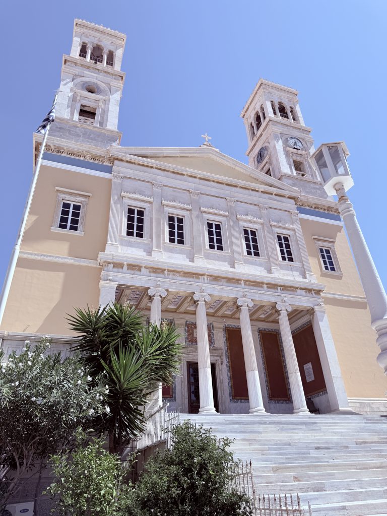 Fachada principal de la iglesia de San Nicolás en Ermúpoli, Siros, con columnas clásicas y detalles neoclásicos.