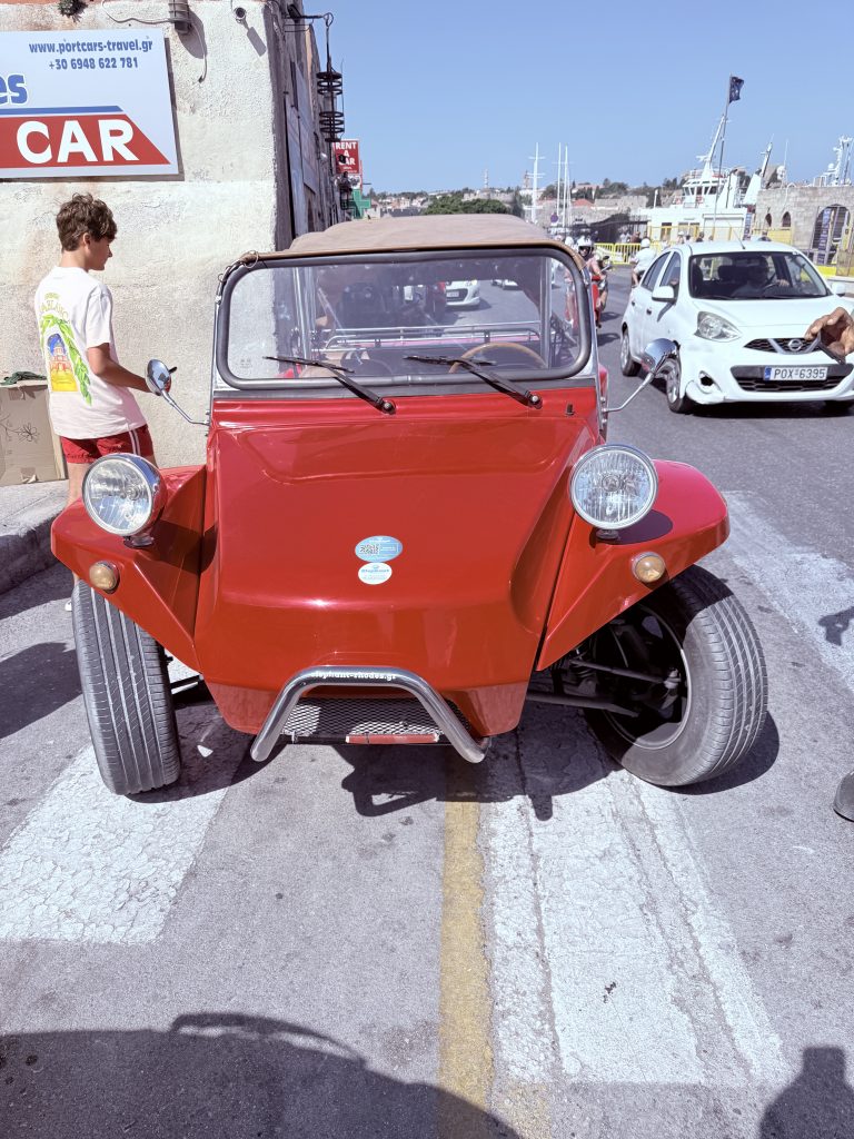 Buggy rojo aparcado en Rodas, Grecia, utilizado para recorrer calas y playas de la isla durante el crucero