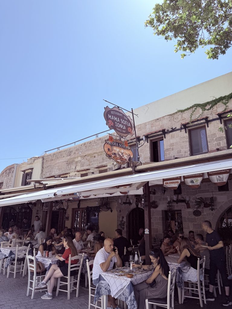 Mesa servida en el Restaurante Mama Sofia de Rodas con platos típicos de la gastronomía griega