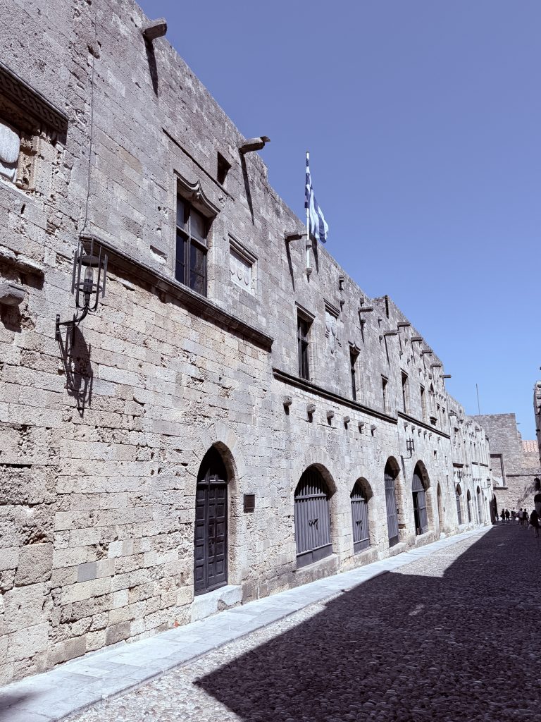 Fachada de piedra en la histórica Calle de los Caballeros en Rodas, Grecia, con arquitectura medieval bien conservada