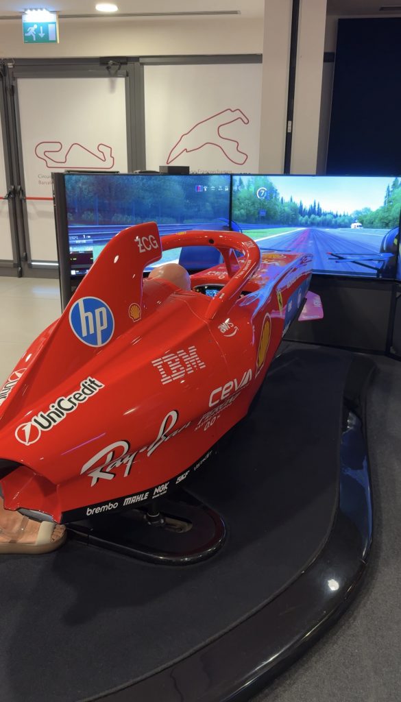 Simulador de conducción de Fórmula 1 en el Museo Ferrari de Maranello, con volante profesional y pantallas envolventes