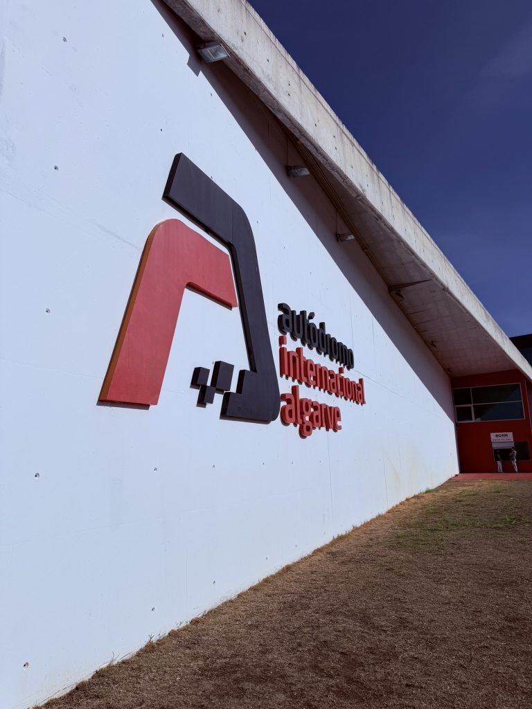 Muro exterior con el logo del Autódromo Internacional del Algarve en Portimão, Portugal