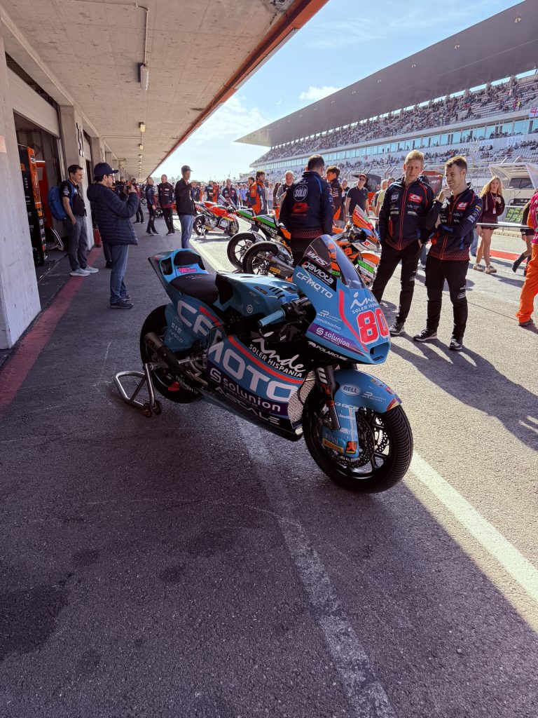 Moto del piloto David Alonso (Moto2) del equipo CFMOTO estacionada frente a su box en el Autódromo Internacional del Algarve durante el fin de semana de carreras