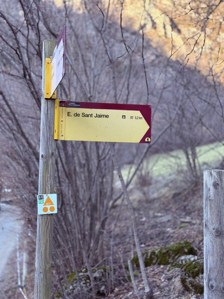 Cartel señalizando la subida a la Ermita de Sant Jaime en el camino entre Garòs y Arties, en el Valle de Arán