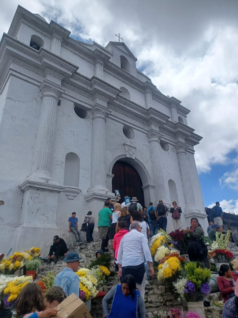 Fachada blanca de la Iglesia de Santo Tomás en Chichicastenango, Guatemala.