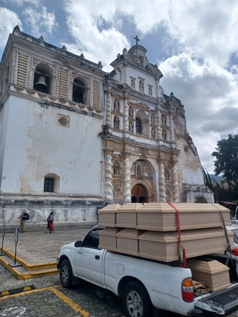 Antigua fachada de San Francisco el Grande en La Antigua, Guatemala.