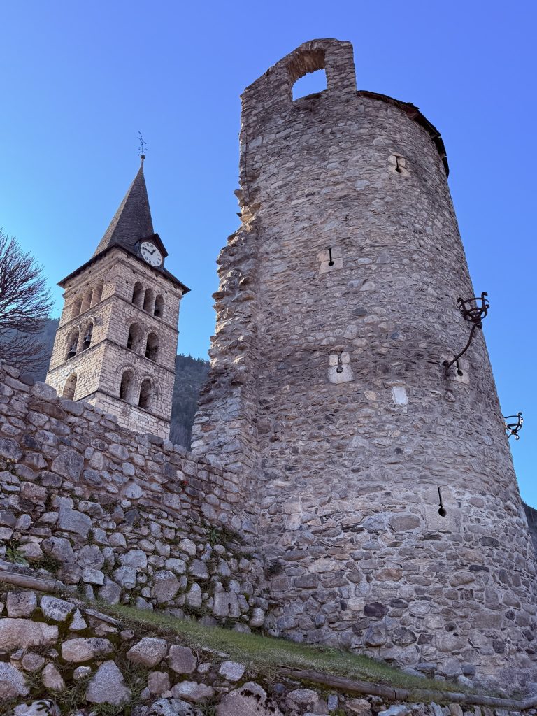La Iglesia de Santa María de Arties foto José Cotino Iglesia de Santa María de Arties, templo románico del Valle de Arán con su característica torre campanario