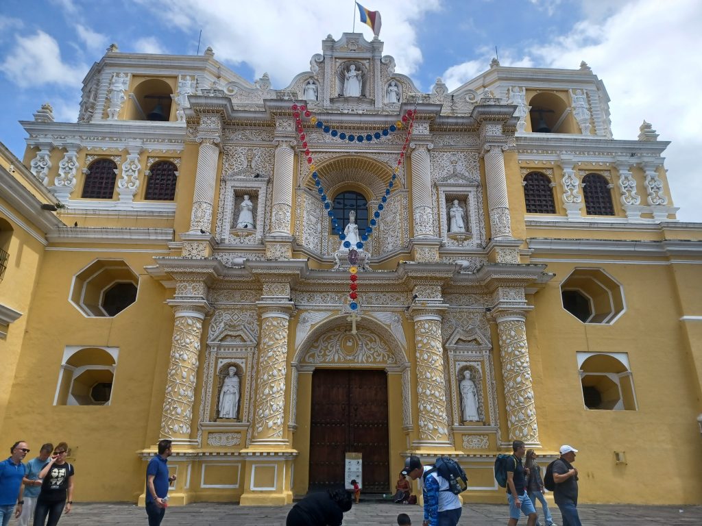 Fachada amarilla de la Iglesia de la Merced en La Antigua, Guatemala.