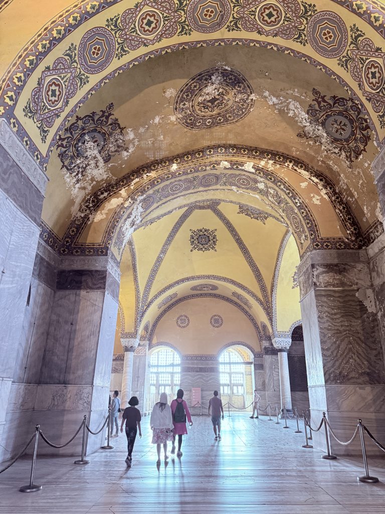 Interior de la Mezquita de Santa Sofía con su gran cúpula, columnas bizantinas y detalles arquitectónicos islámicos