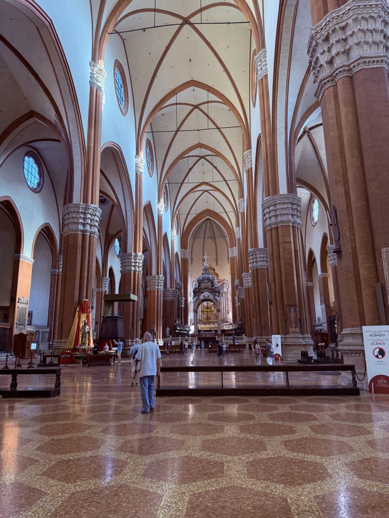 El interior de San Petronio foto Jose Cotino Nave central del interior de la Basílica de San Petronio en Bolonia con arcos altos y luz natural