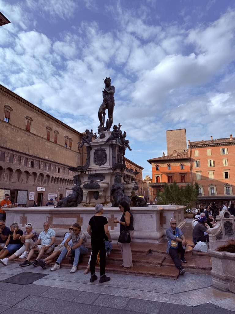 fuente Neptuno foto José Cotino Estatua de Neptuno con su tridente en la fuente monumental de la Piazza del Nettuno en Bolonia