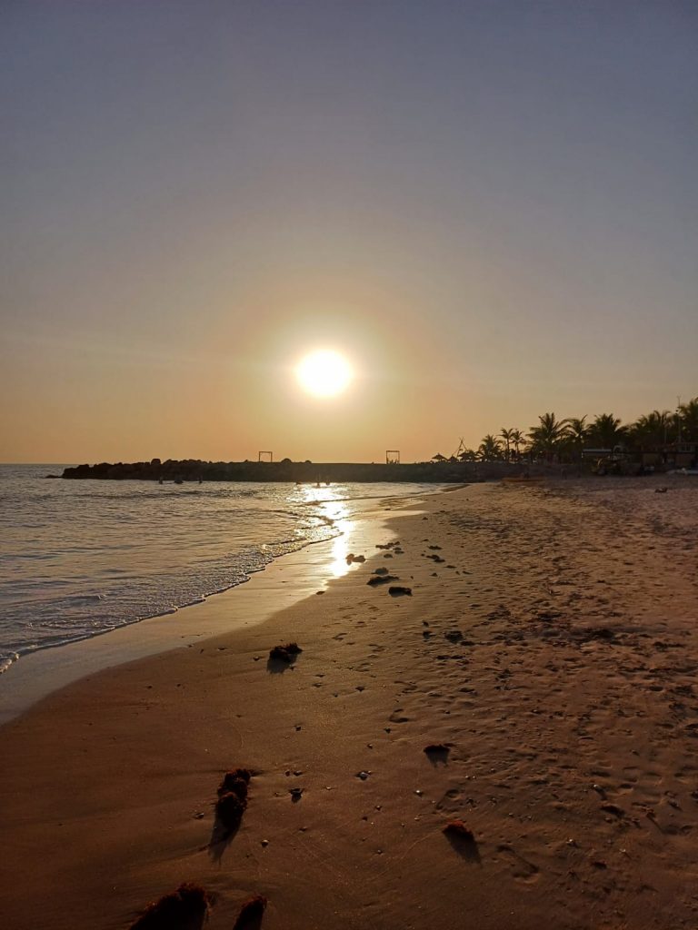 Atardecer en Saly, reflejado en el mar, proporcionando un ambiente magico