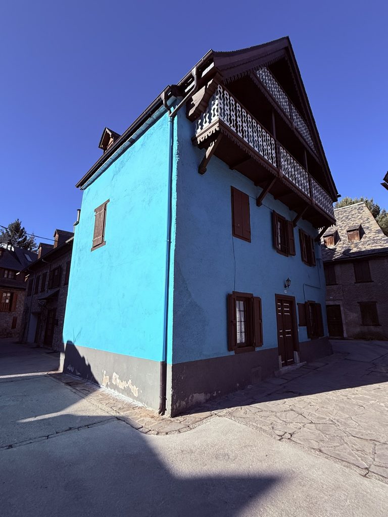 Casa Azul de Arties foto José Cotino Casa de color azul situada junto a la plaza de Arties, una de las imágenes más reconocibles del pueblo en el Valle de Arán