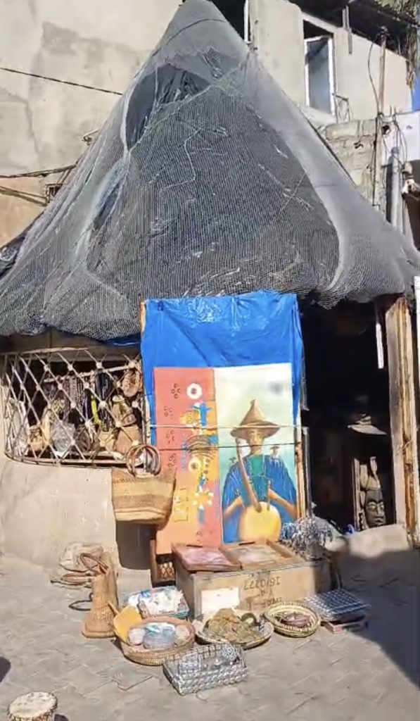 Detalles de artesanía senegalesa en tienda del Mercado Soumbédioune