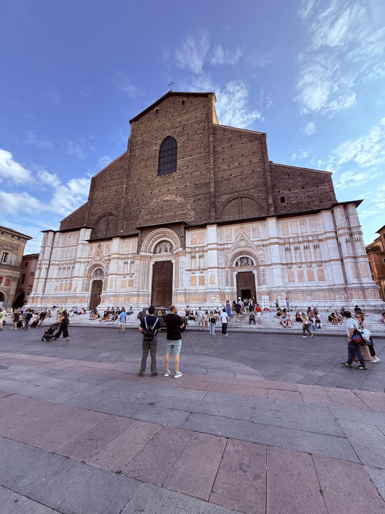 Basílica de San Petronio foto José Cotino Fachada de la Basílica de San Petronio en Bolonia vista desde el centro de la Piazza Maggiore