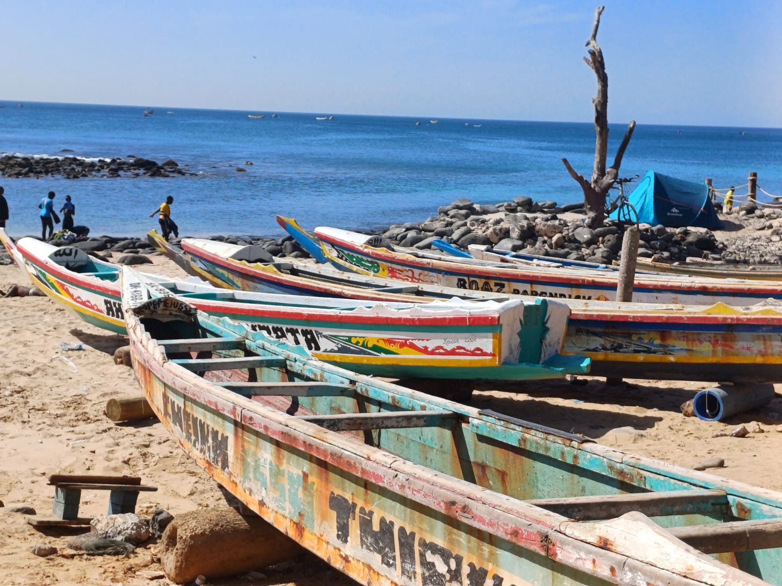 Barcos de pesca artesanales en la playa de Dakar